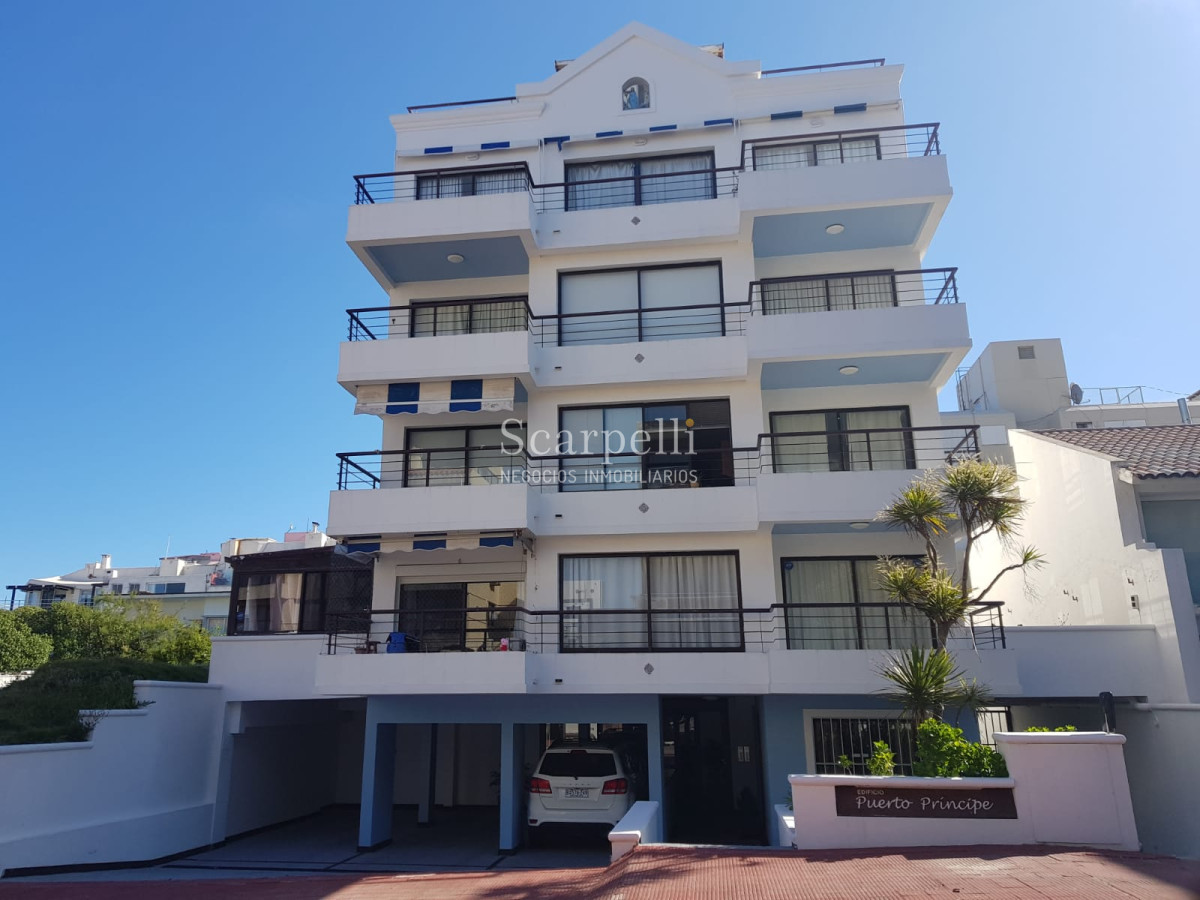 Apartamento ID.8175 - Punta del Este. Playa El Emir: Moderno Apartamento en Península con gran terraza y garage fijo.-