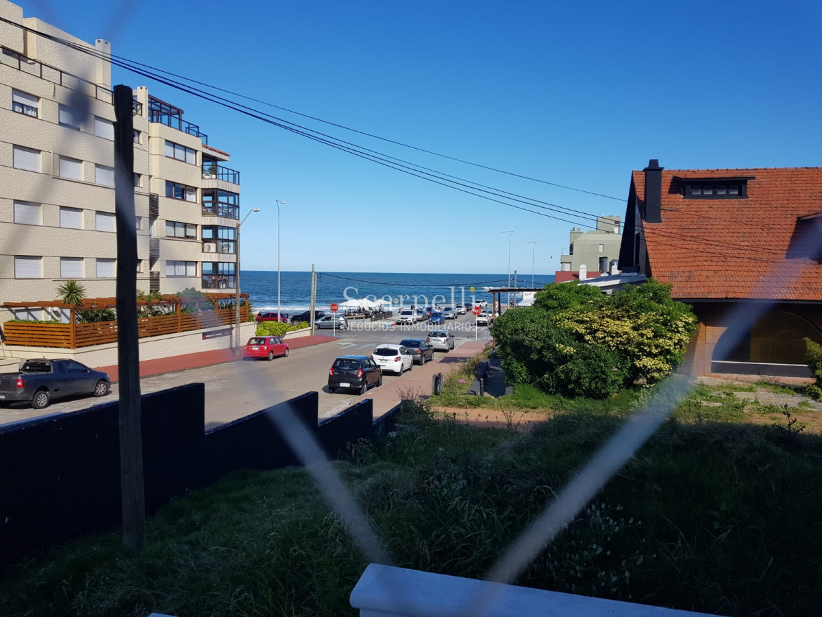 Apartamento ID.8175 - Punta del Este. Playa El Emir: Moderno Apartamento en Península con gran terraza y garage fijo.-