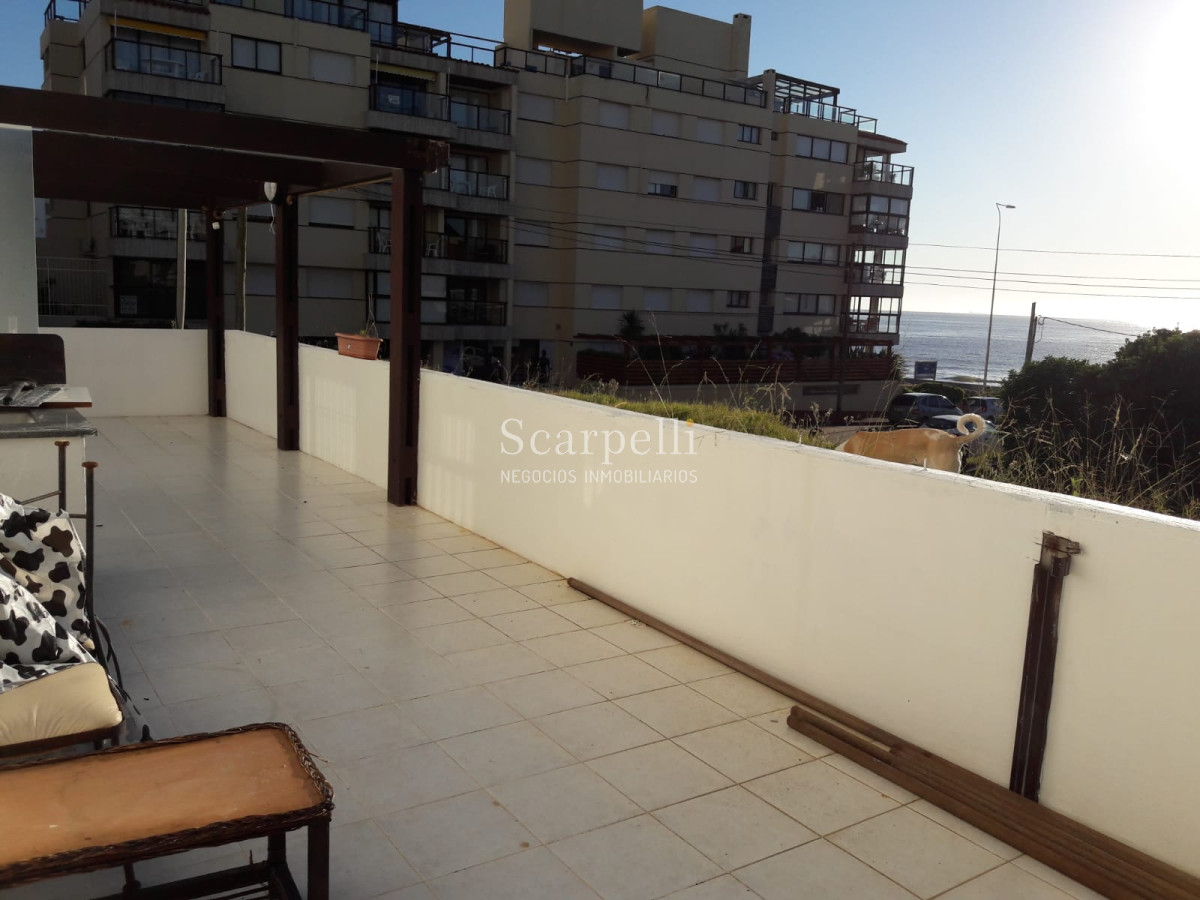 Apartamento ID.8175 - Punta del Este. Playa El Emir: Moderno Apartamento en Península con gran terraza y garage fijo.-