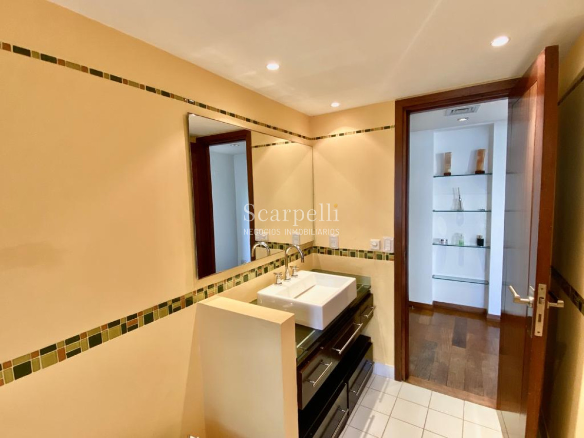 Apartamento ID.7781 - Exclusivo Frente al Puerto de Punta del Este con gran terraza y los mejores atardeceres sobre la Isla Gorriti