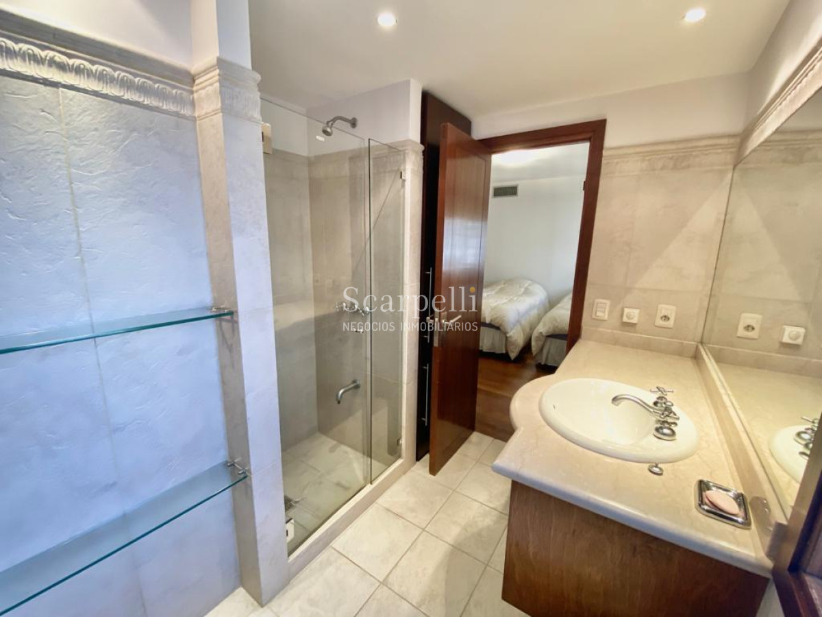 Apartamento ID.7781 - Exclusivo Frente al Puerto de Punta del Este con gran terraza y los mejores atardeceres sobre la Isla Gorriti