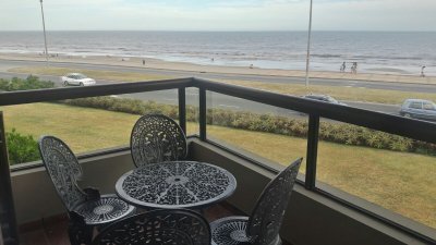 Apartamento de Categoría frente a la Rambla de Carrasco a pasos del Hotel Casino Carrasco.-