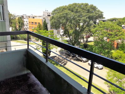  Venta Apartamento Punta Gorda  Malvin Límite en  4to. Piso 3 dorm 2 baños prolijo proximo Rambla  & Parque Baroffio.-
