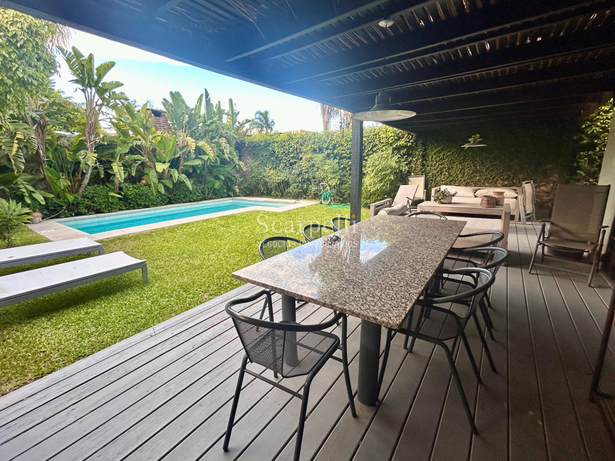 Casa ID.50400 - Estilo Colonial Parque Miramar Impecable 4 dormitorios suite Barbacoa Piscina Climatizada