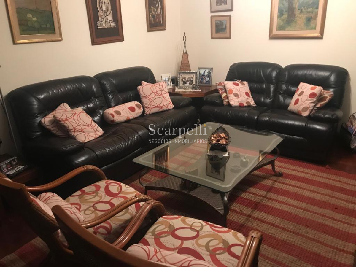 Casa ID.10865 - Notable Chalet de tejas Arq. Boxer Anaya a metros del Lawn Tennis y Centro Comercial de Carrasco.-