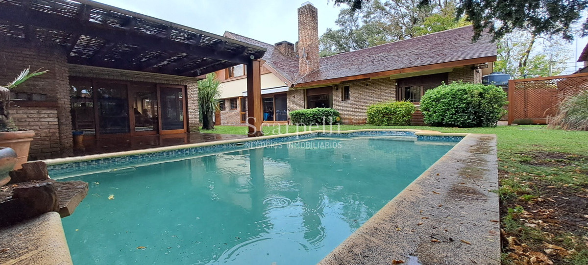 Casa ID.10865 - Notable Chalet de tejas Arq. Boxer Anaya a metros del Lawn Tennis y Centro Comercial de Carrasco.-