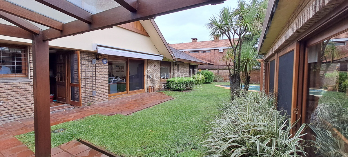 Casa ID.10865 - Notable Chalet de tejas Arq. Boxer Anaya a metros del Lawn Tennis y Centro Comercial de Carrasco.-