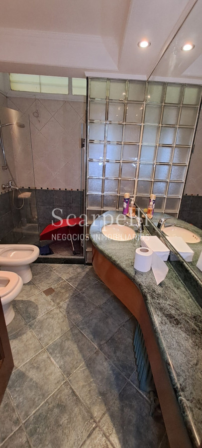 Casa ID.10865 - Notable Chalet de tejas Arq. Boxer Anaya a metros del Lawn Tennis y Centro Comercial de Carrasco.-