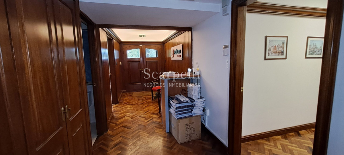 Casa ID.10865 - Notable Chalet de tejas Arq. Boxer Anaya a metros del Lawn Tennis y Centro Comercial de Carrasco.-