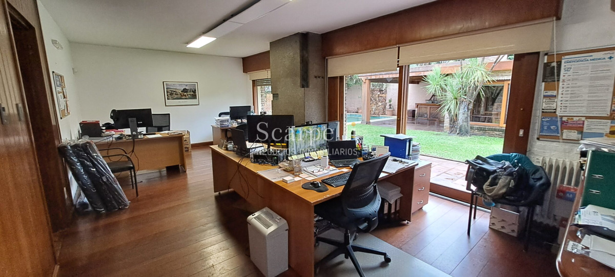 Casa ID.10865 - Notable Chalet de tejas Arq. Boxer Anaya a metros del Lawn Tennis y Centro Comercial de Carrasco.-