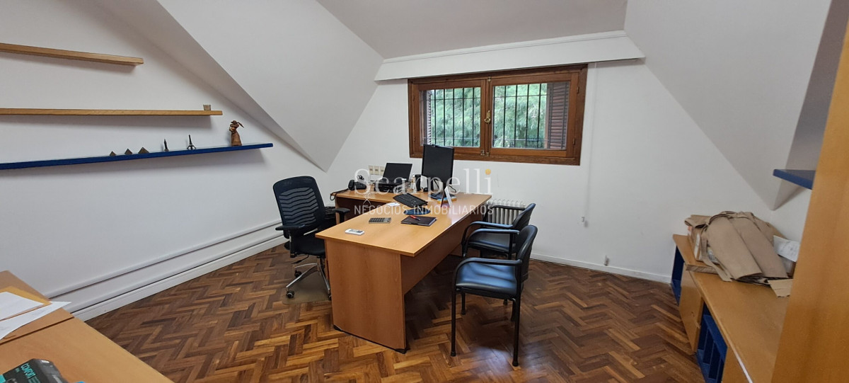 Casa ID.10865 - Notable Chalet de tejas Arq. Boxer Anaya a metros del Lawn Tennis y Centro Comercial de Carrasco.-