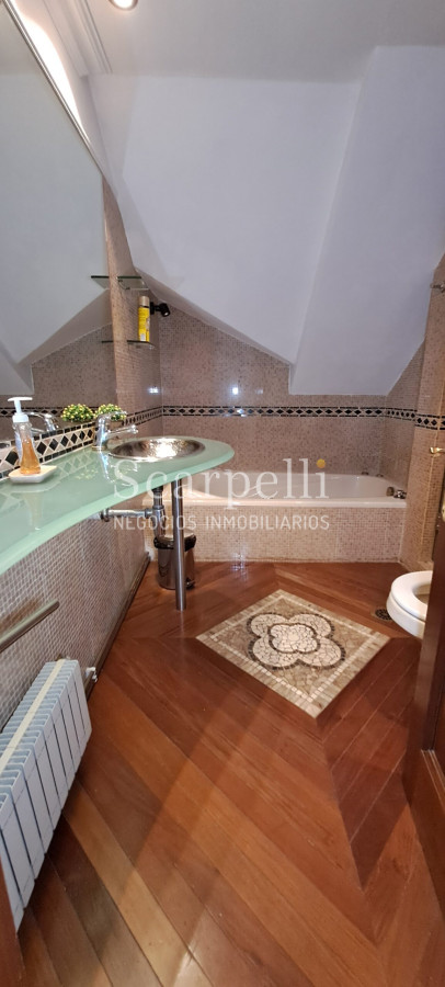 Casa ID.10865 - Notable Chalet de tejas Arq. Boxer Anaya a metros del Lawn Tennis y Centro Comercial de Carrasco.-