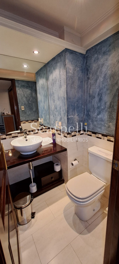 Casa ID.10865 - Notable Chalet de tejas Arq. Boxer Anaya a metros del Lawn Tennis y Centro Comercial de Carrasco.-