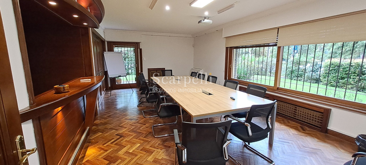 Casa ID.10865 - Notable Chalet de tejas Arq. Boxer Anaya a metros del Lawn Tennis y Centro Comercial de Carrasco.-