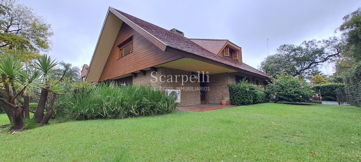 Casa ID.10865 - Notable Chalet de tejas Arq. Boxer Anaya a metros del Lawn Tennis y Centro Comercial de Carrasco.-