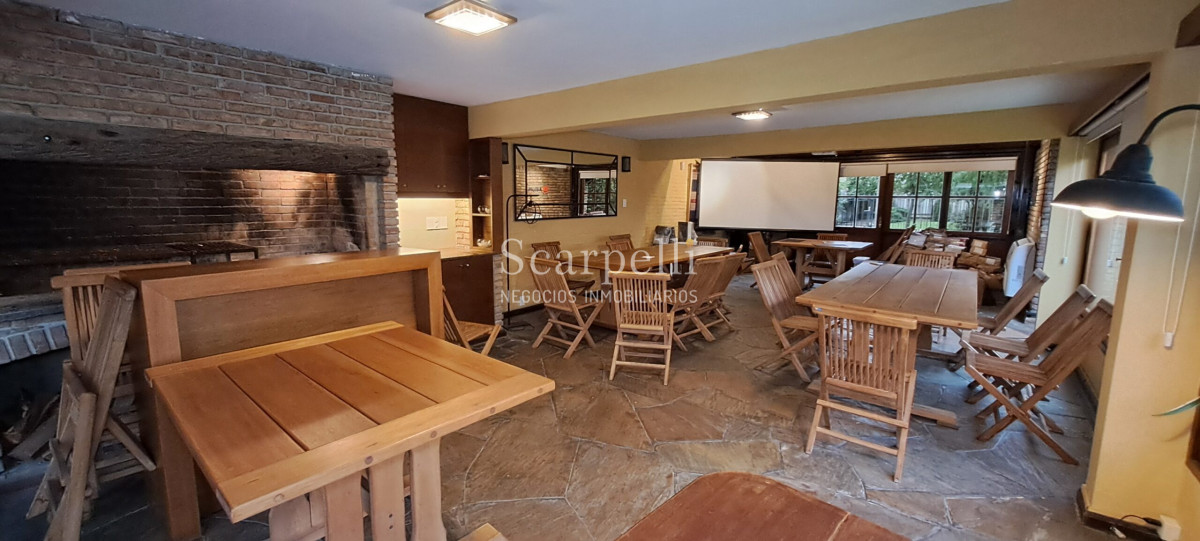 Casa ID.10865 - Notable Chalet de tejas Arq. Boxer Anaya a metros del Lawn Tennis y Centro Comercial de Carrasco.-