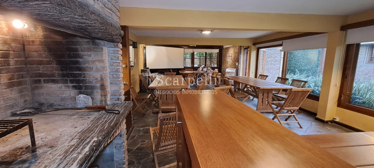 Casa ID.10865 - Notable Chalet de tejas Arq. Boxer Anaya a metros del Lawn Tennis y Centro Comercial de Carrasco.-