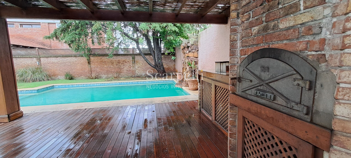 Casa ID.10865 - Notable Chalet de tejas Arq. Boxer Anaya a metros del Lawn Tennis y Centro Comercial de Carrasco.-