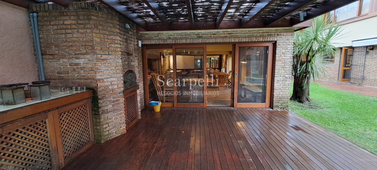 Casa ID.10865 - Notable Chalet de tejas Arq. Boxer Anaya a metros del Lawn Tennis y Centro Comercial de Carrasco.-