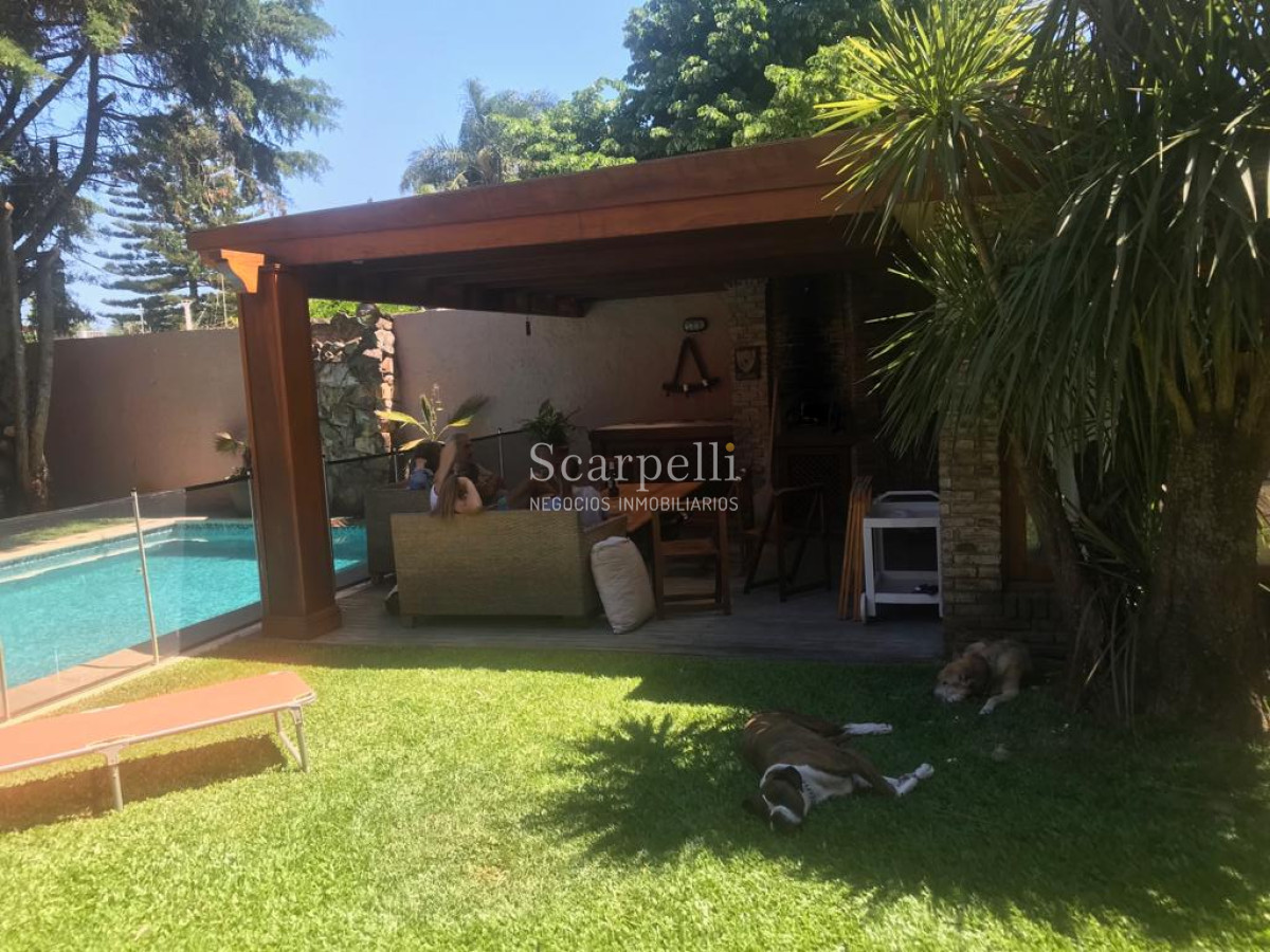 Casa ID.10865 - Notable Chalet de tejas Arq. Boxer Anaya a metros del Lawn Tennis y Centro Comercial de Carrasco.-