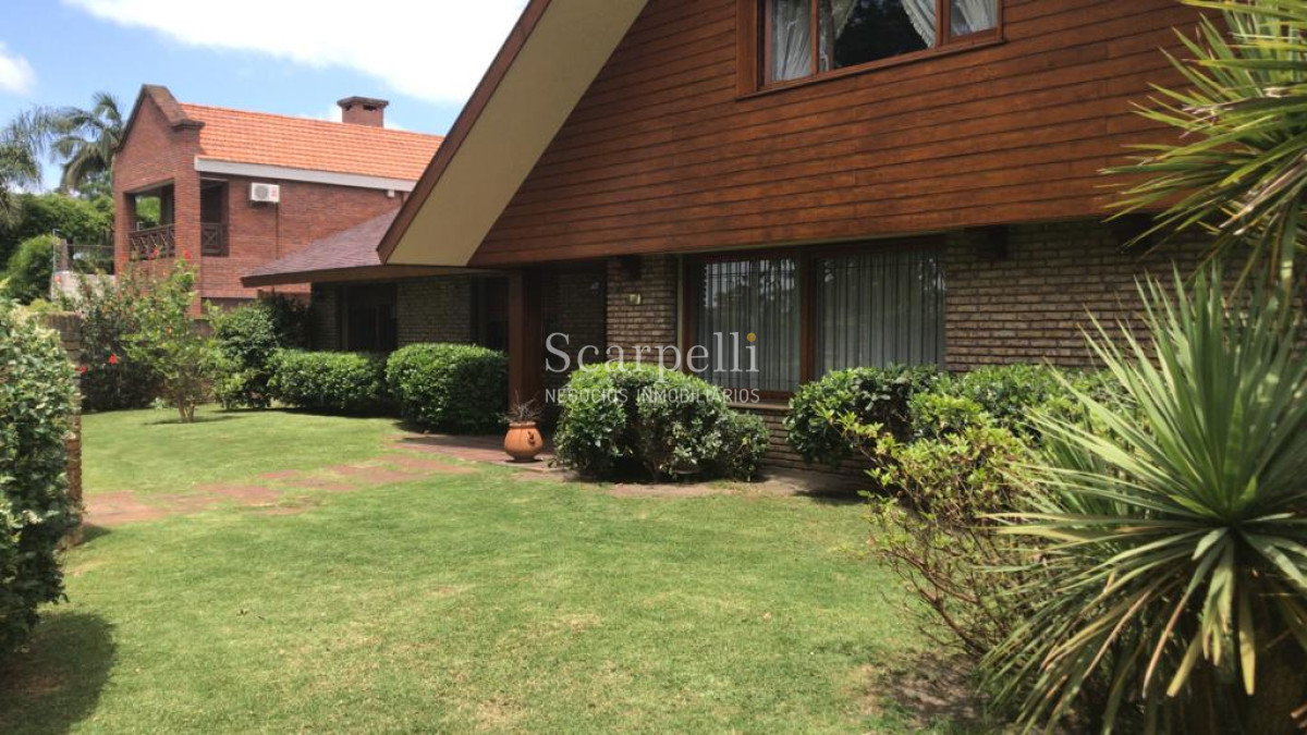 Casa ID.10865 - Notable Chalet de tejas Arq. Boxer Anaya a metros del Lawn Tennis y Centro Comercial de Carrasco.-