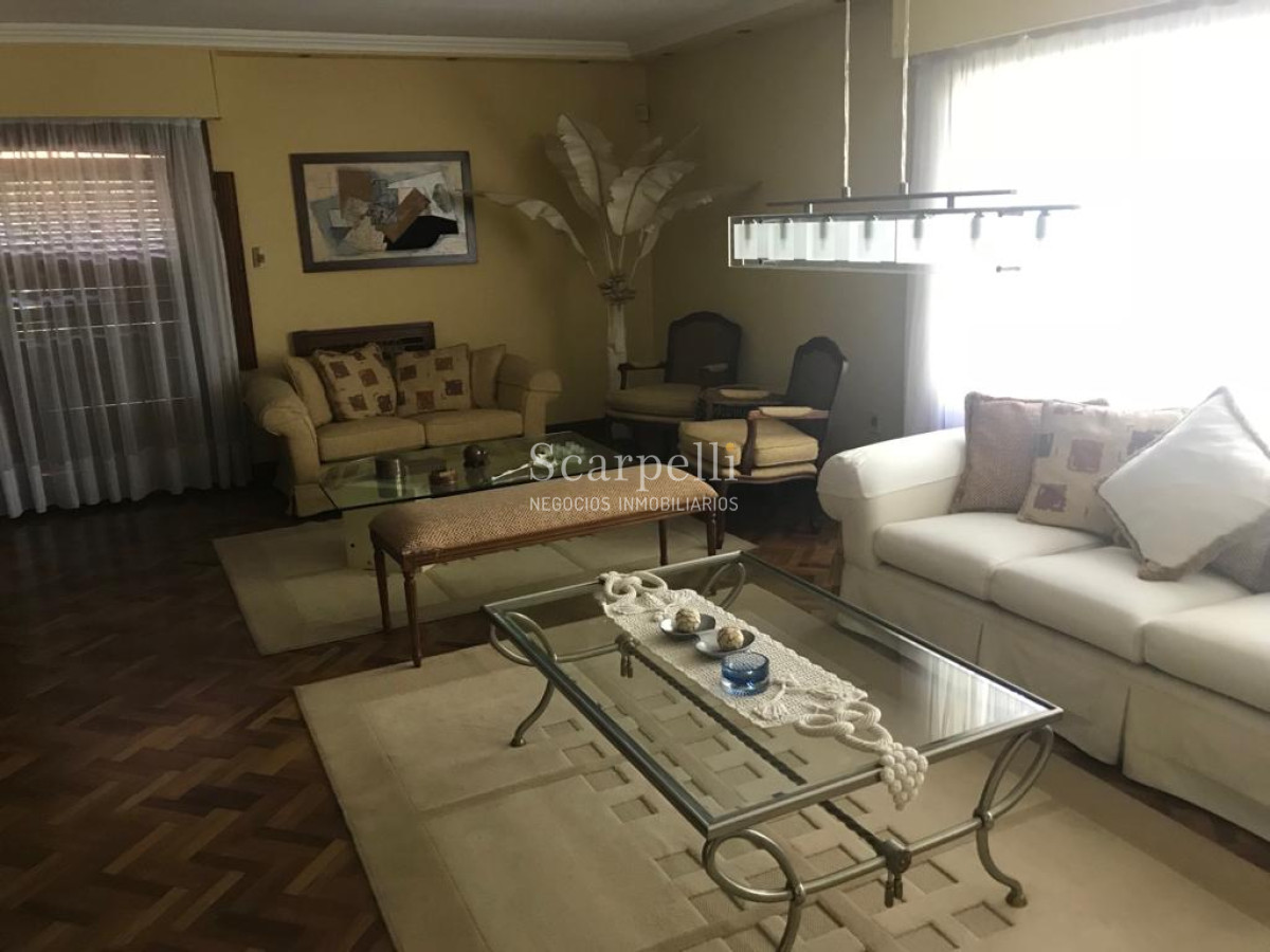 Casa ID.10865 - Notable Chalet de tejas Arq. Boxer Anaya a metros del Lawn Tennis y Centro Comercial de Carrasco.-