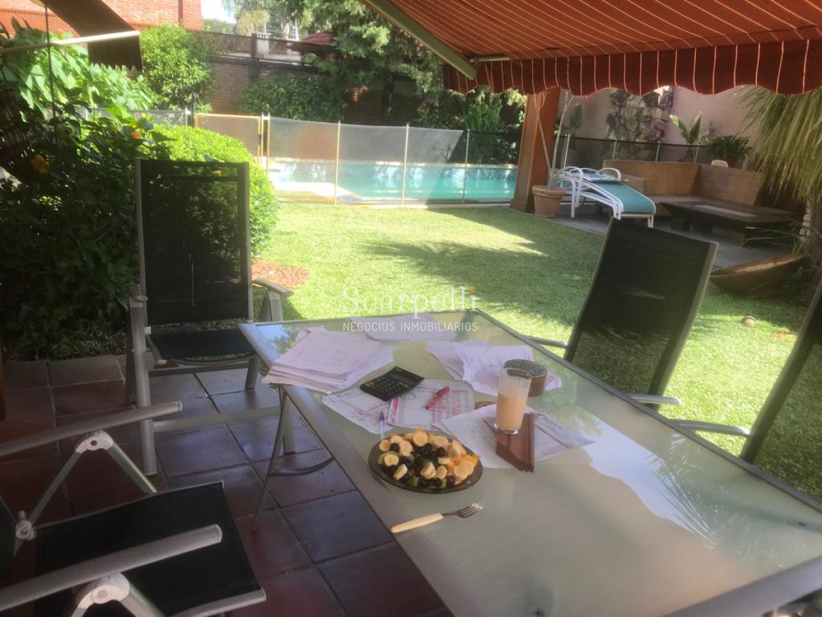 Casa ID.10865 - Notable Chalet de tejas Arq. Boxer Anaya a metros del Lawn Tennis y Centro Comercial de Carrasco.-