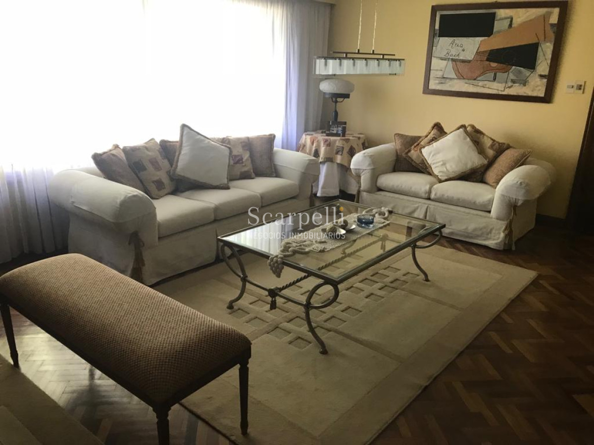 Casa ID.10865 - Notable Chalet de tejas Arq. Boxer Anaya a metros del Lawn Tennis y Centro Comercial de Carrasco.-