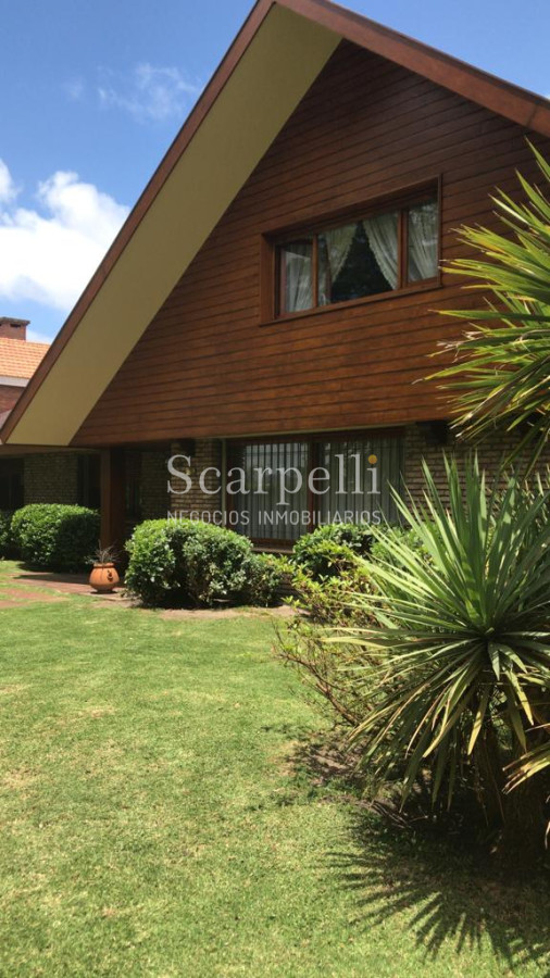 Casa ID.10865 - Notable Chalet de tejas Arq. Boxer Anaya a metros del Lawn Tennis y Centro Comercial de Carrasco.-