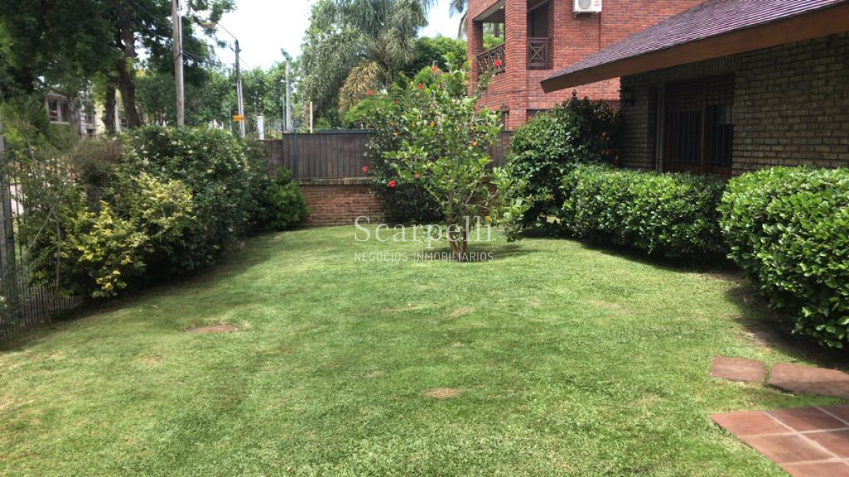 Casa ID.10865 - Notable Chalet de tejas Arq. Boxer Anaya a metros del Lawn Tennis y Centro Comercial de Carrasco.-
