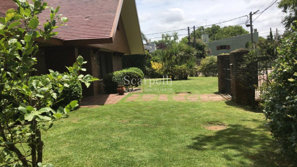 Casa ID.10865 - Notable Chalet de tejas Arq. Boxer Anaya a metros del Lawn Tennis y Centro Comercial de Carrasco.-