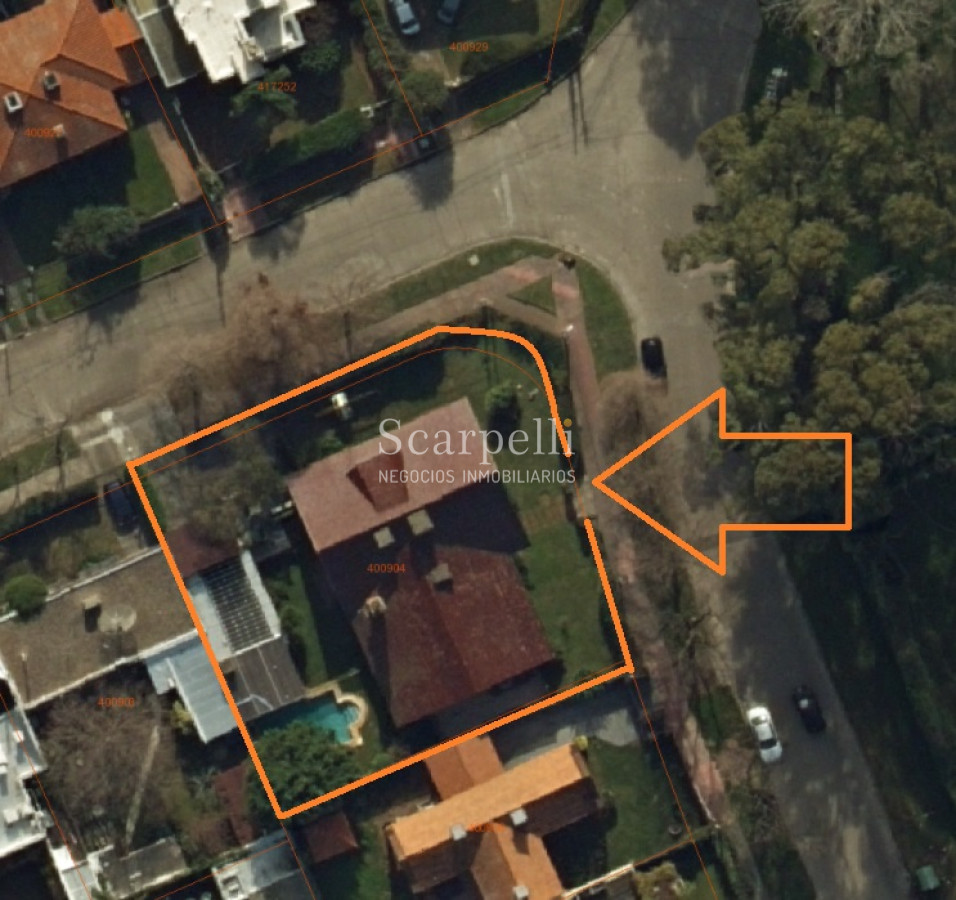 Casa ID.10865 - Notable Chalet de tejas Arq. Boxer Anaya a metros del Lawn Tennis y Centro Comercial de Carrasco.-
