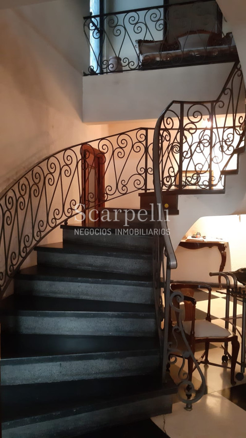 Casa ID.11083 - Importante Residencia de estilo Sureño Americano con importante terreno y casi 400 m2 edificados.-
