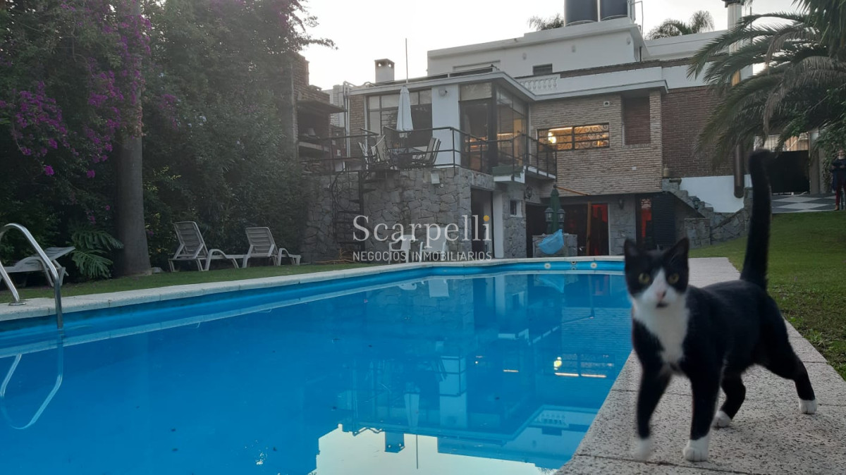 Casa ID.11083 - Importante Residencia de estilo Sureño Americano con importante terreno y casi 400 m2 edificados.-
