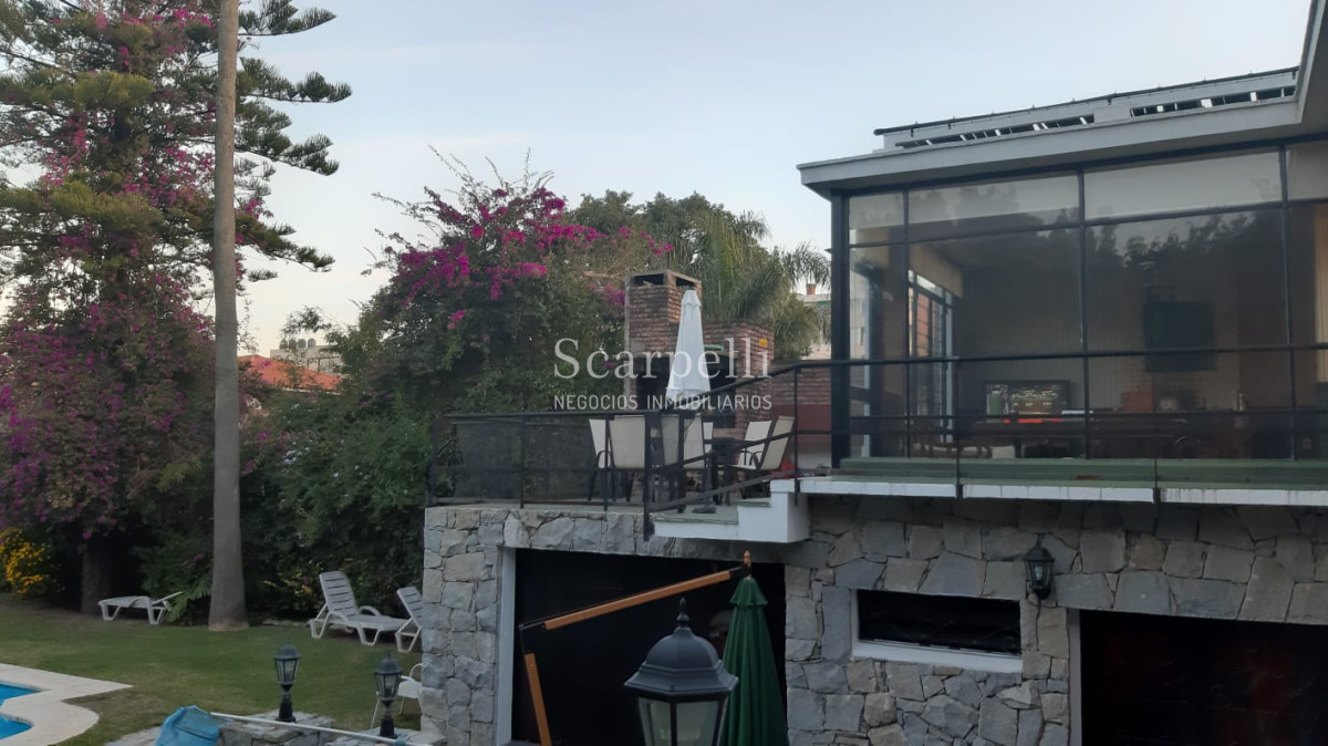 Casa ID.11083 - Importante Residencia de estilo Sureño Americano con importante terreno y casi 400 m2 edificados.-