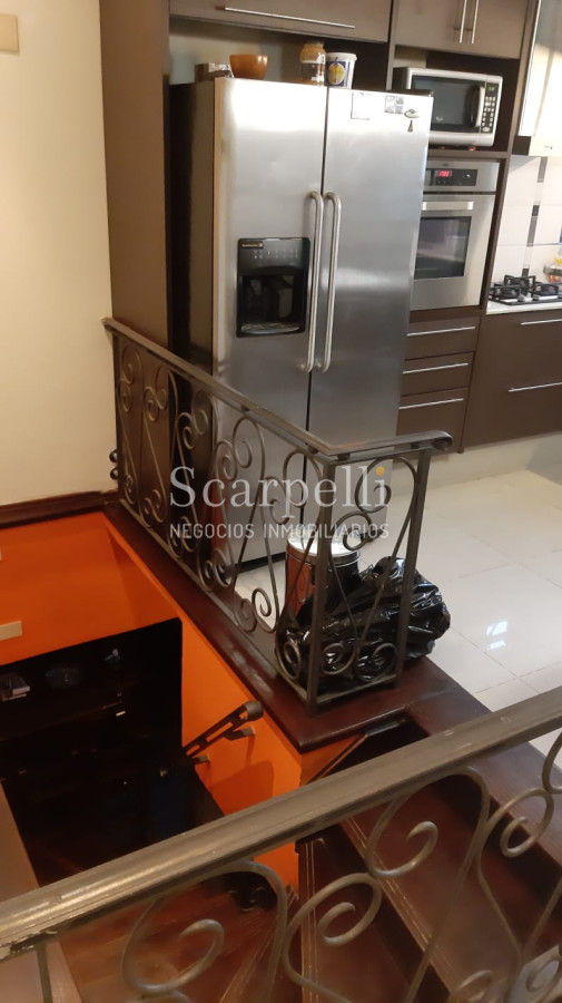 Casa ID.11083 - Importante Residencia de estilo Sureño Americano con importante terreno y casi 400 m2 edificados.-