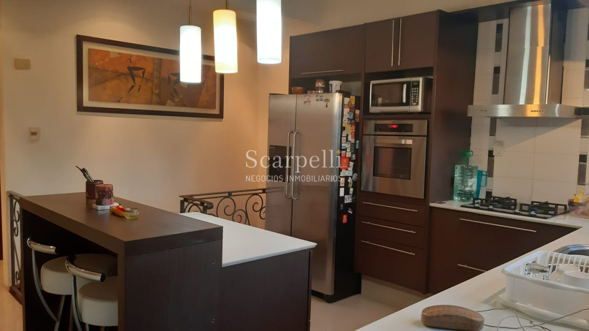 Casa ID.11083 - Importante Residencia de estilo Sureño Americano con importante terreno y casi 400 m2 edificados.-