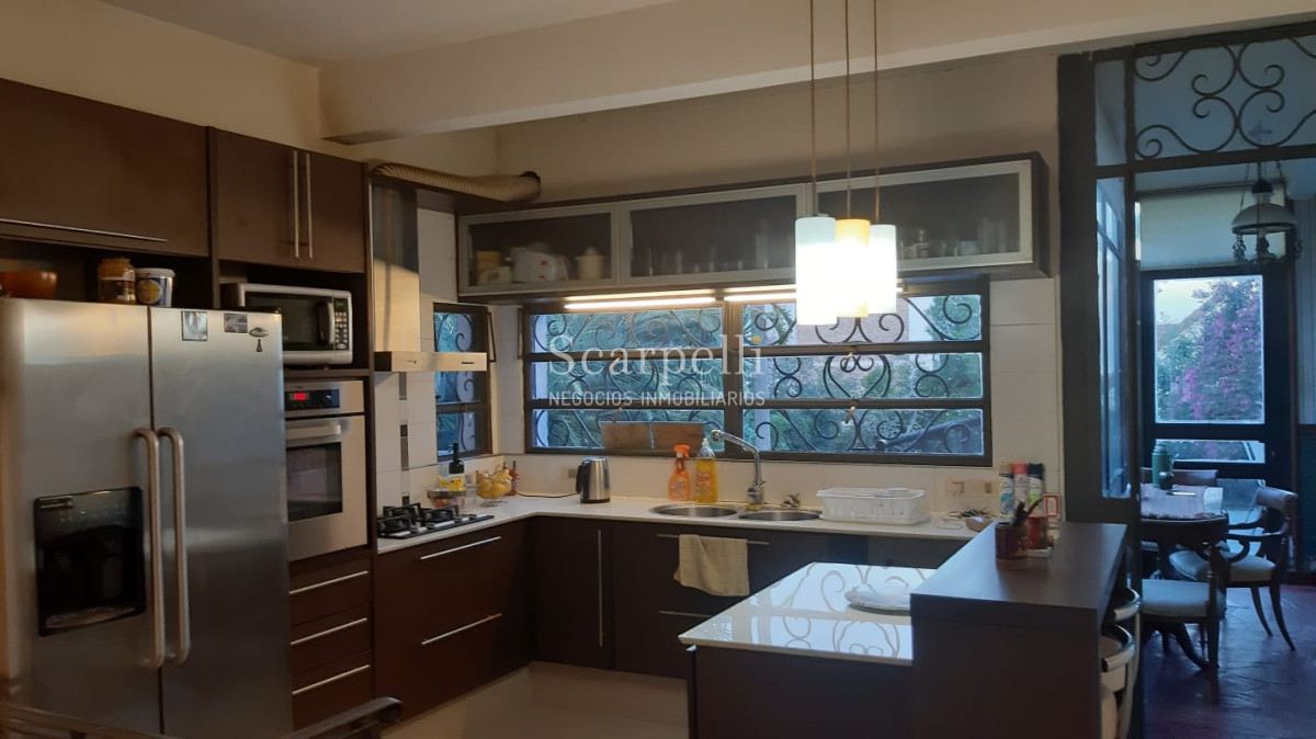 Casa ID.11083 - Importante Residencia de estilo Sureño Americano con importante terreno y casi 400 m2 edificados.-