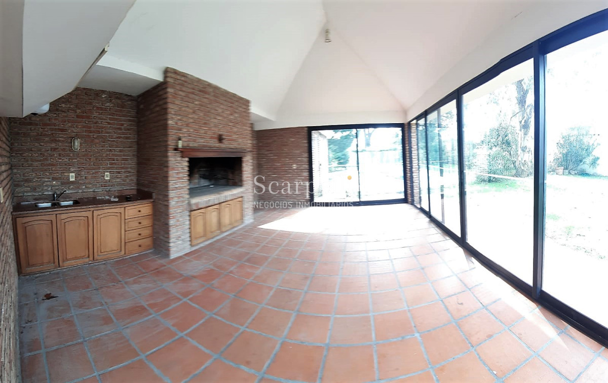 Casa ID.12210 - Imponente chalet con más de 500 m2 edificados con implacable seguridad y luminosidad. Ideal Instituto o Residencial
