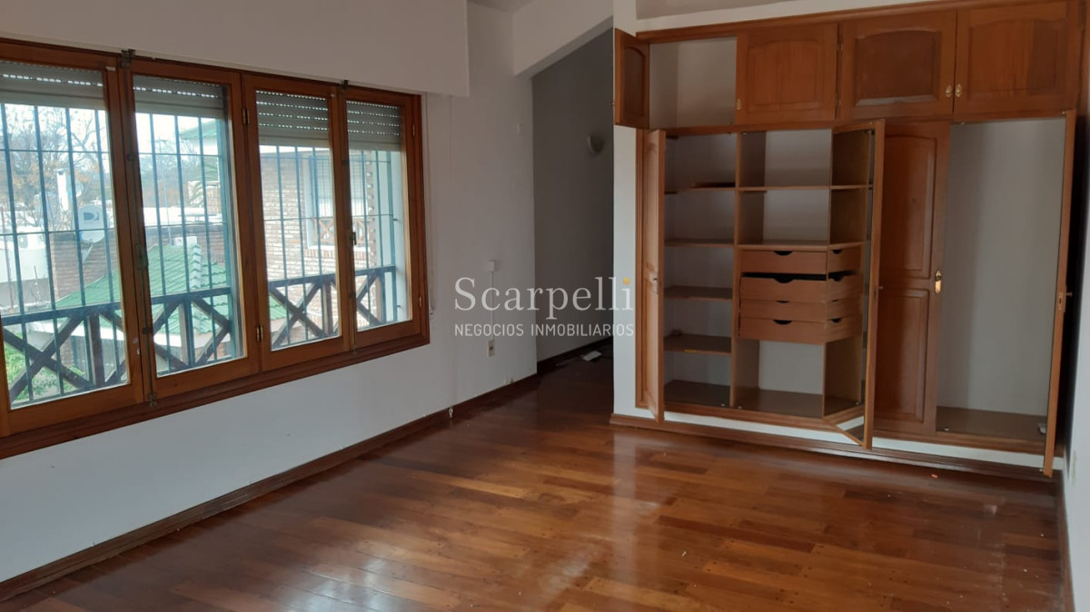 Casa ID.12210 - Imponente chalet con más de 500 m2 edificados con implacable seguridad y luminosidad. Ideal Instituto o Residencial