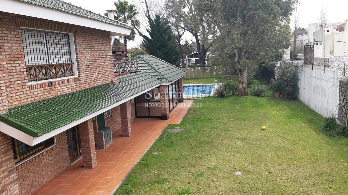 Casa ID.12210 - Imponente chalet con más de 500 m2 edificados con implacable seguridad y luminosidad. Ideal Instituto o Residencial