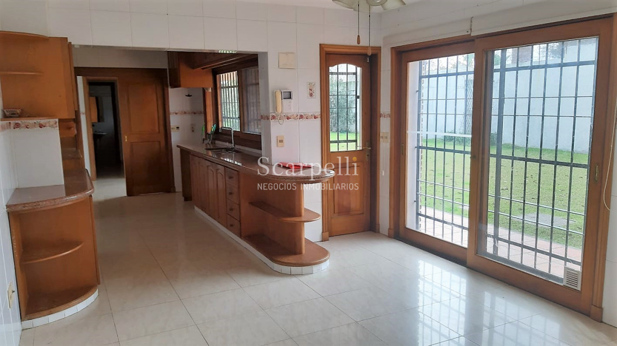 Casa ID.12210 - Imponente chalet con más de 500 m2 edificados con implacable seguridad y luminosidad. Ideal Instituto o Residencial