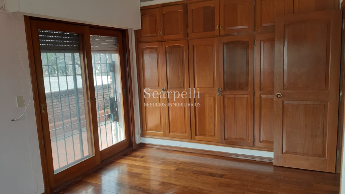 Casa ID.12210 - Imponente chalet con más de 500 m2 edificados con implacable seguridad y luminosidad. Ideal Instituto o Residencial