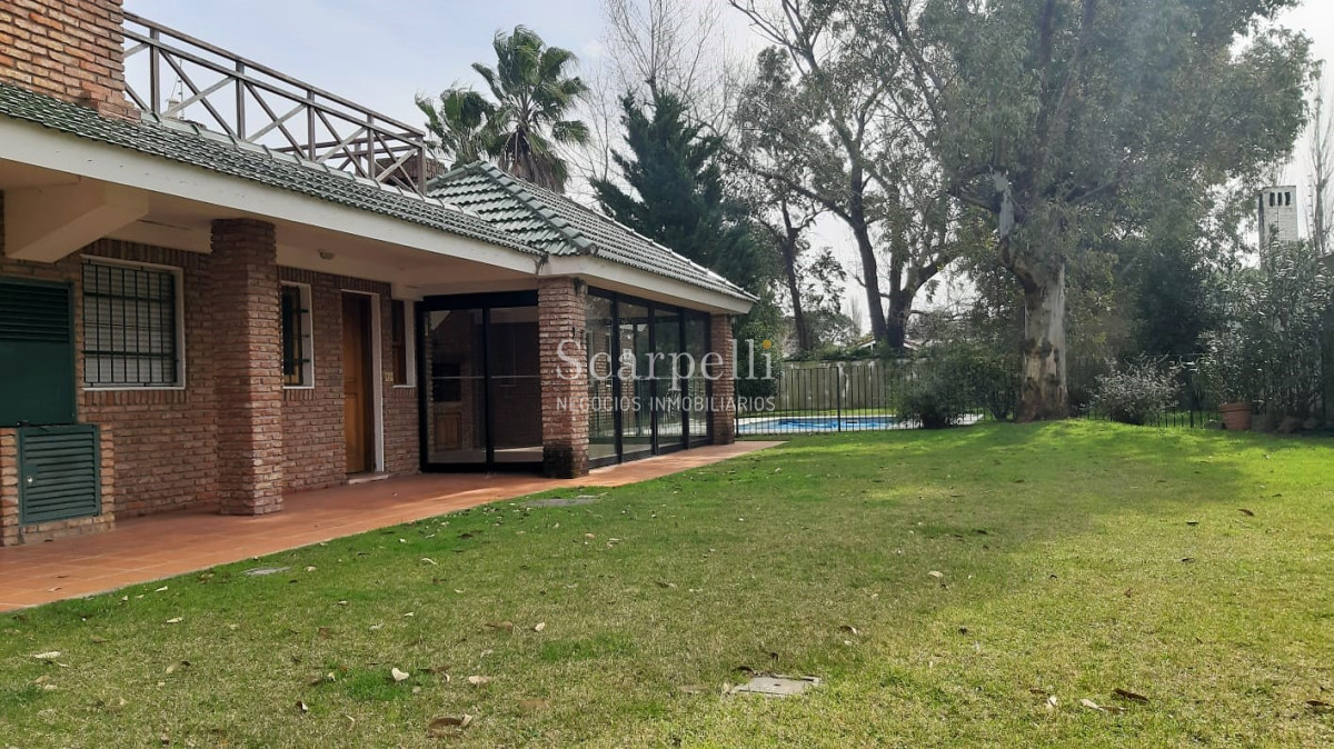 Casa ID.12210 - Imponente chalet con más de 500 m2 edificados con implacable seguridad y luminosidad. Ideal Instituto o Residencial