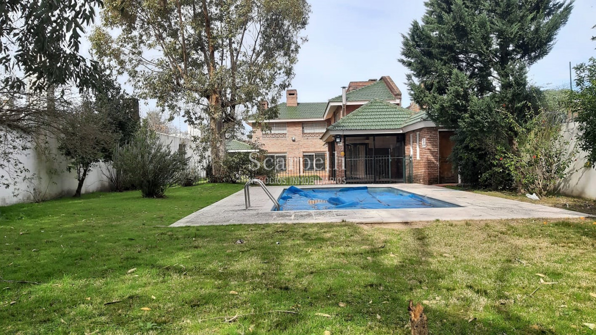 Casa ID.12210 - Imponente chalet con más de 500 m2 edificados con implacable seguridad y luminosidad. Ideal Instituto o Residencial
