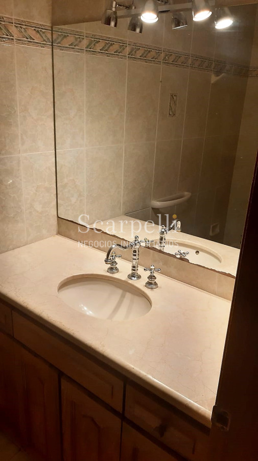 Casa ID.12210 - Imponente chalet con más de 500 m2 edificados con implacable seguridad y luminosidad. Ideal Instituto o Residencial