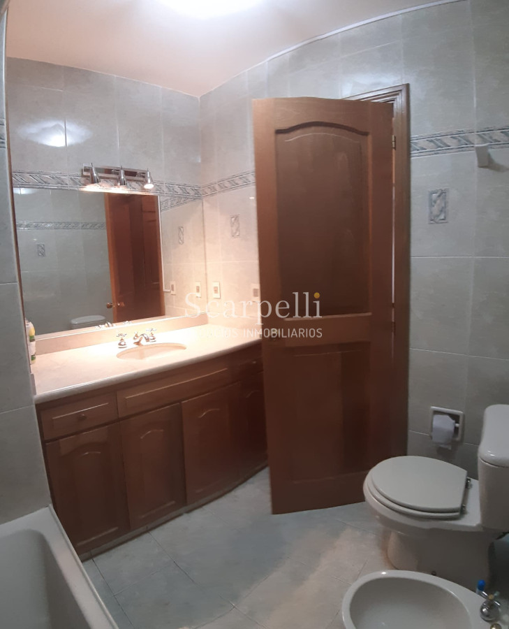 Casa ID.12210 - Imponente chalet con más de 500 m2 edificados con implacable seguridad y luminosidad. Ideal Instituto o Residencial