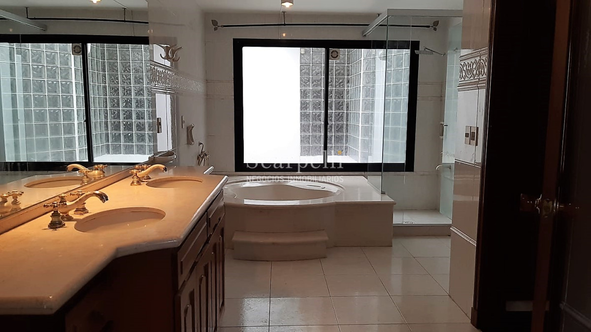 Casa ID.12210 - Imponente chalet con más de 500 m2 edificados con implacable seguridad y luminosidad. Ideal Instituto o Residencial