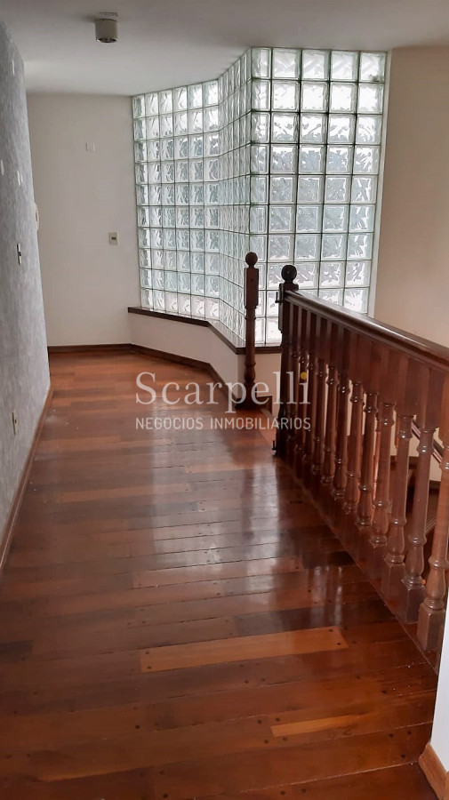 Casa ID.12210 - Imponente chalet con más de 500 m2 edificados con implacable seguridad y luminosidad. Ideal Instituto o Residencial
