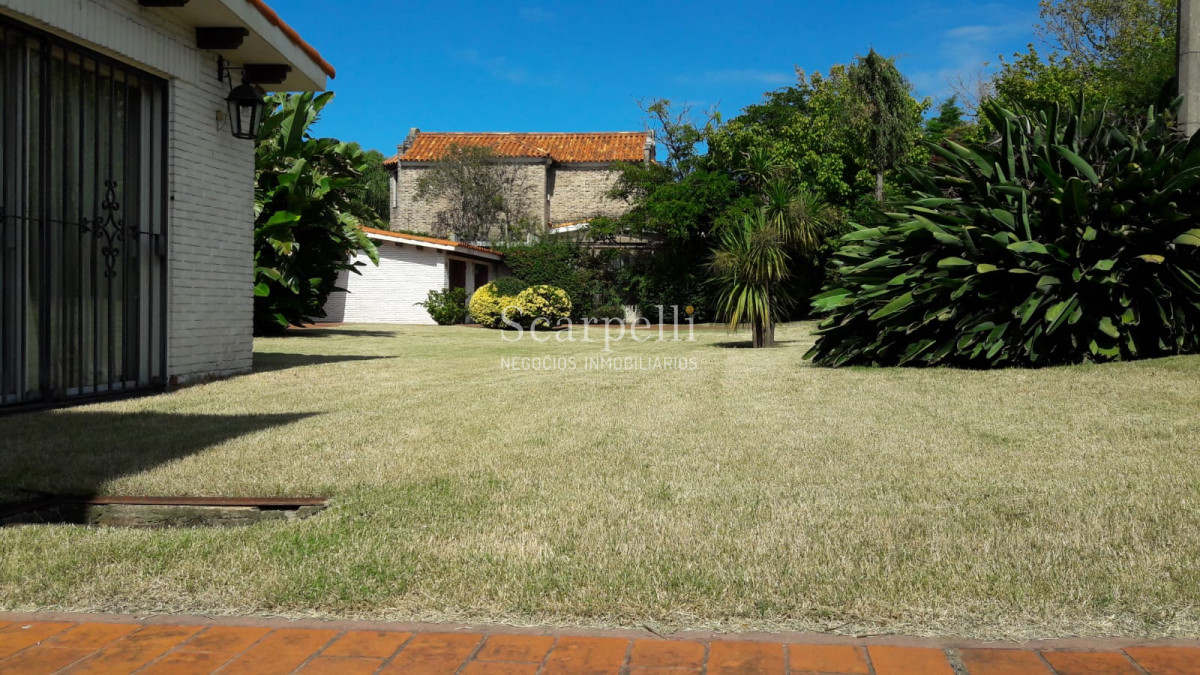 Casa ID.12404 - Importante Casa sobre Alberdi Ideal Empresas o Residencial